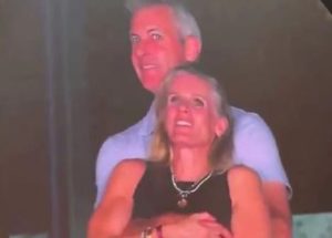 “I moj muž je bio tamo, ćerka mi je javila” Ljubavnica koja je uhvaćena s direktorom na koncertu prvi put stala pred kamere i konačno sve priznala (VIDEO)