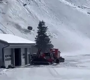 GONDOLA SE OTKAČILA SA ŽIČARE I SURVALA NIZ PADINU: Horor u švajcarskom skijalištu, ima povređenih, pogledajte kako se strmoglavila kabina (VIDEO)